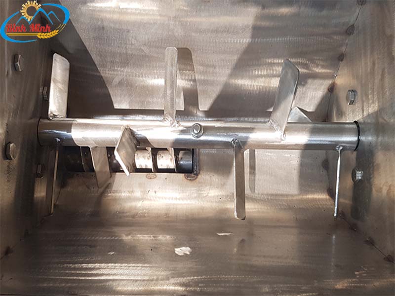 Khoang máy bón bột