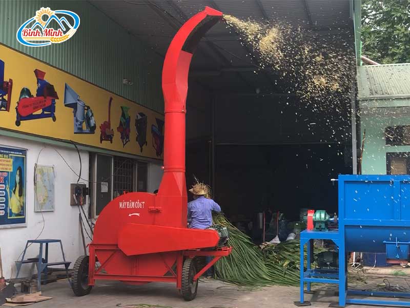 hoạt động máy băm cỏ công suất lớn