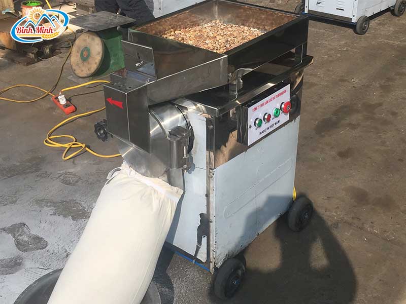 máy xay bột ngũ cốc đang hoạt động